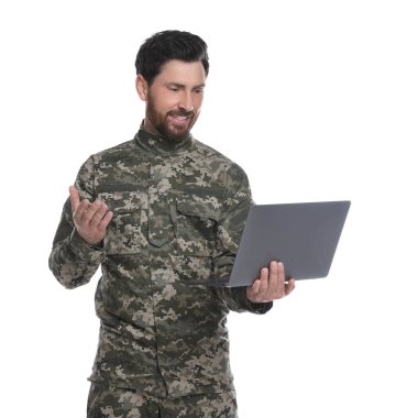 Asker, bilgisayardaki görüntülü konuşmayı beyaz arka planda kullanıyor. Askerlik.
