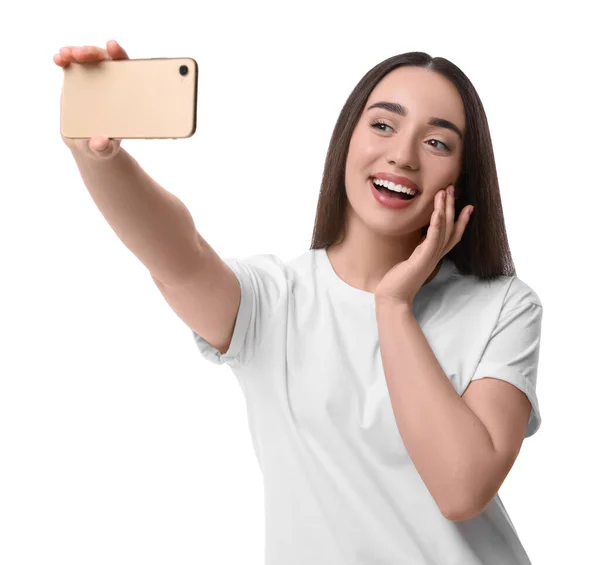 Χαμογελαστή Νεαρή Γυναίκα Που Παίρνει Selfie Smartphone Λευκό Φόντο — Φωτογραφία Αρχείου