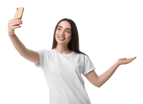 Sorrindo Jovem Mulher Tomando Selfie Com Smartphone Fundo Branco — Fotografia de Stock