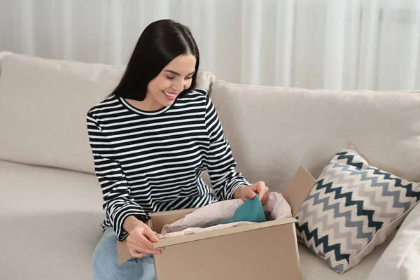 Happy Woman Unpacking Parcel Sofa Home Internet Shopping — Stock Photo, Image