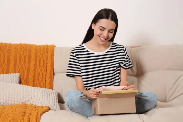 Счастливая Молодая Женщина Открывает Посылку Диване Дома Интернет Магазины — стоковое фото