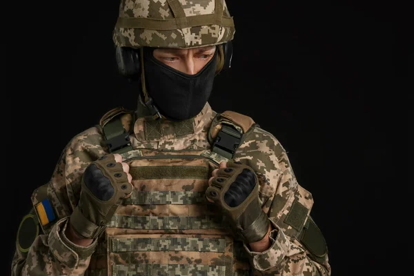 Soldado Uniforme Militar Ucraniano Sobre Fondo Negro —  Fotos de Stock