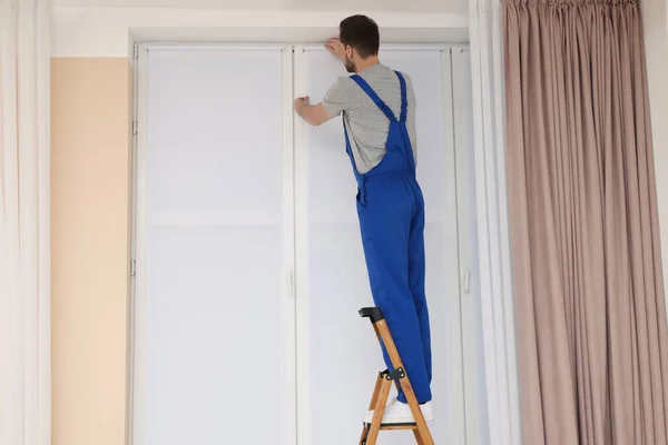 Arbeiter Uniform Montiert Rollladen Auf Leiter Haus — Stockfoto