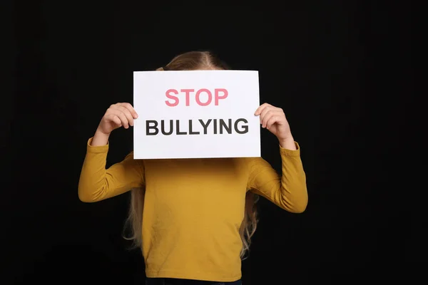 Κορίτσι Κρατώντας Σημάδι Φράση Stop Bullying Μαύρο Φόντο — Φωτογραφία Αρχείου