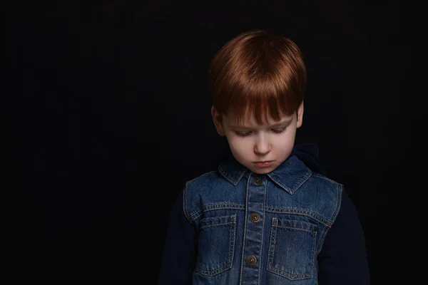 Siyah Arka Planda Üzgün Bir Çocuk Mesaj Için Yer Var — Stok fotoğraf