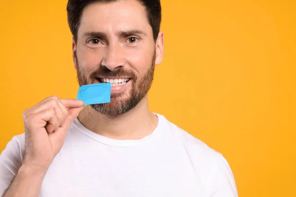 Happy Man Met Condoom Gele Achtergrond Ruimte Voor Tekst Veilige — Stockfoto