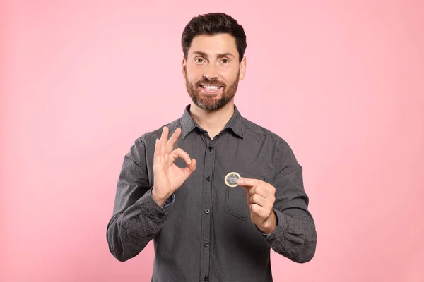 Szczęśliwy Człowiek Prezerwatywą Pokazuje Gest Różowym Tle Bezpieczny Seks — Zdjęcie stockowe