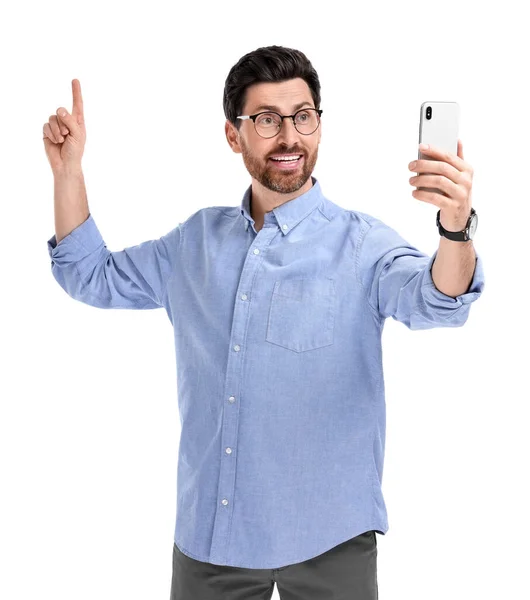 笑的男人拿着智能手机在白色背景下自拍 — 图库照片
