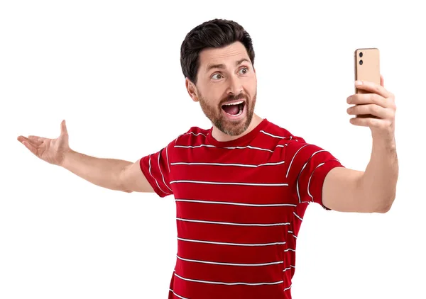 情绪化的男人拿着白色背景的智能手机自拍 — 图库照片