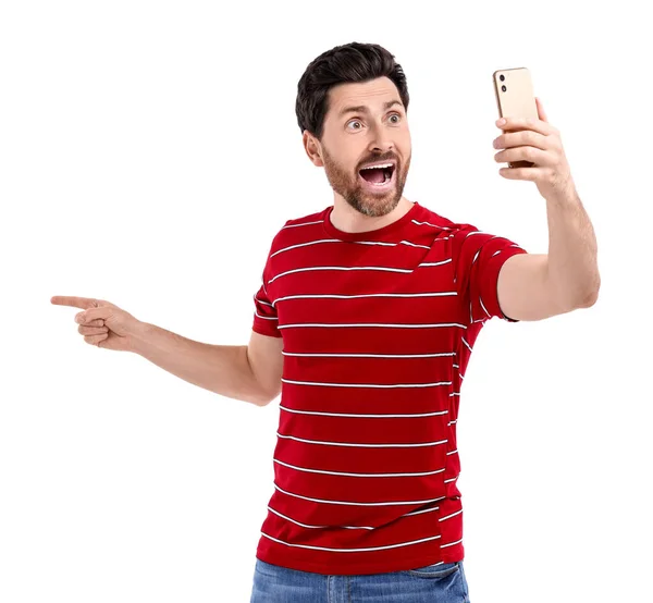 情绪化的男人拿着白色背景的智能手机自拍 — 图库照片