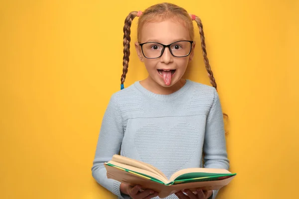 Cute Little Girl Okularach Podręcznik Żółtym Tle — Zdjęcie stockowe