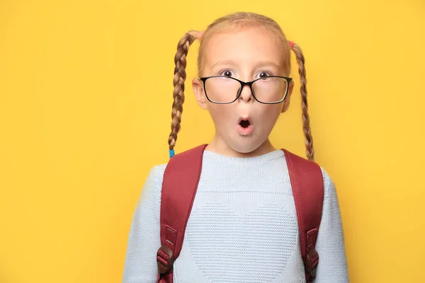 Roztomilé Holčička Batohem Nosí Brýle Žlutém Pozadí — Stock fotografie