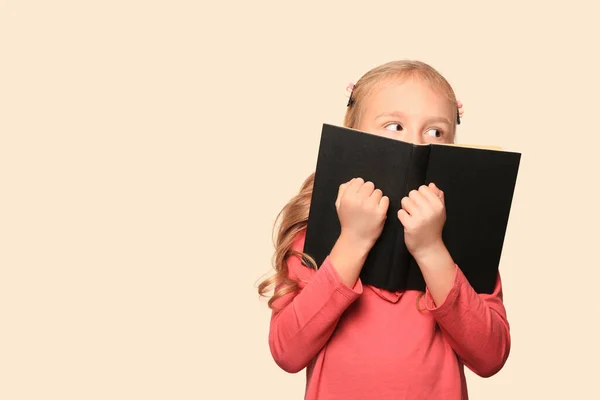 Egy Kislány Aki Könyvet Fényről Szöveg Helye — Stock Fotó