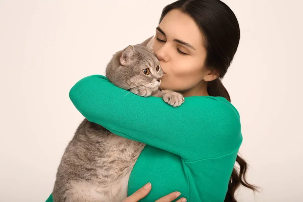 Mladá Žena Líbání Její Rozkošná Kočka Světlém Pozadí — Stock fotografie