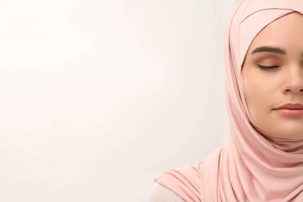Mulher Muçulmana Usando Hijab Dentro Casa Espaço Para Texto — Fotografia de Stock