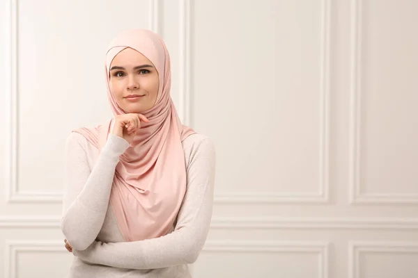 穆斯林妇女在室内头巾中的画像 文字空间 — 图库照片