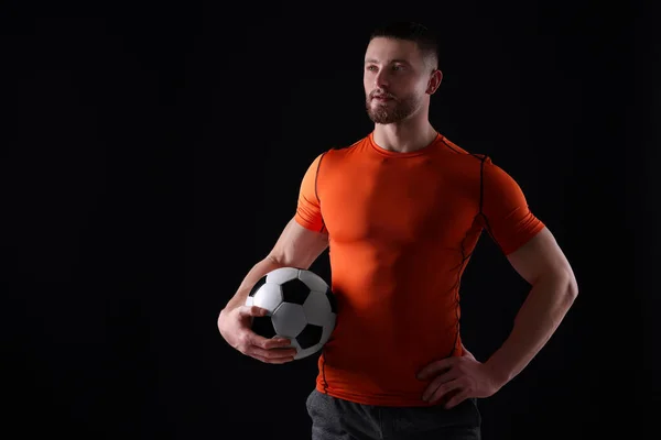 Атлетичный Молодой Человек Футбольным Мячом Черном Фоне Пространство Текста — стоковое фото