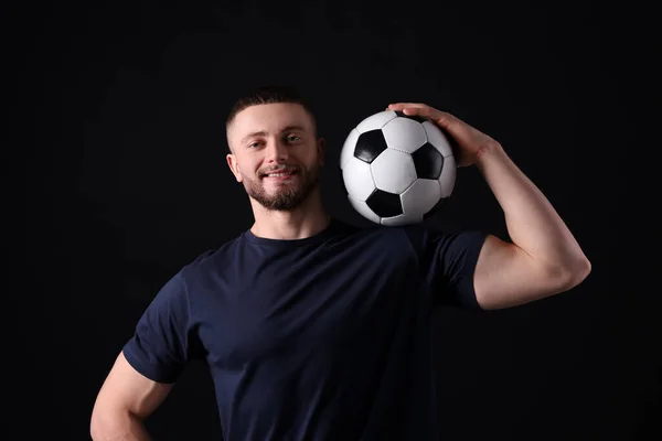 Sportlicher Junger Mann Mit Fußball Auf Schwarzem Hintergrund — Stockfoto