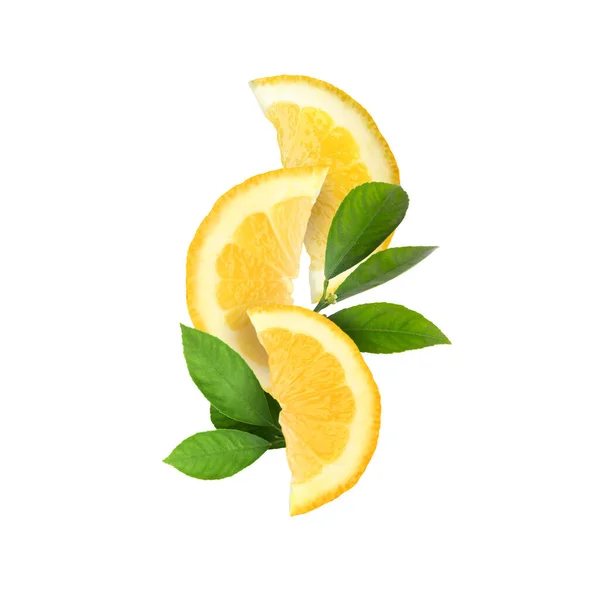 Нарізати Свіжий Лимон Зеленим Листям Ізольовано Білому — стокове фото
