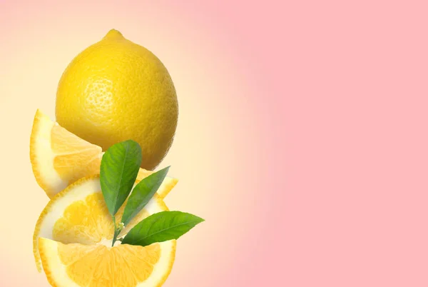 Řezané Celé Čerstvé Citrony Zelenými Listy Růžovém Pozadí Prostor Pro — Stock fotografie