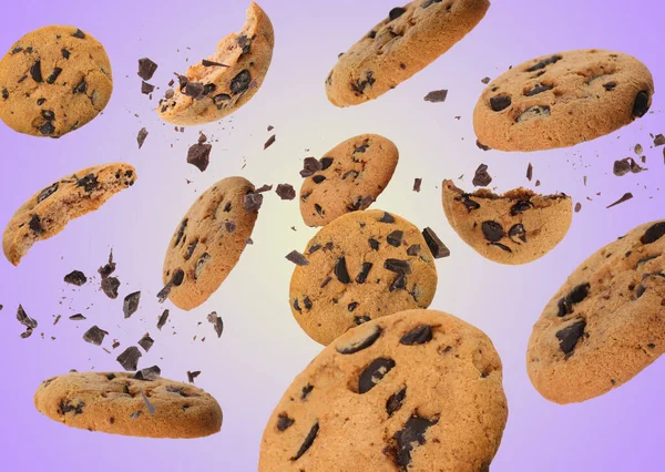 Смачне Шоколадне Печиво Падає Фіолетовий Градієнтний Фон — стокове фото