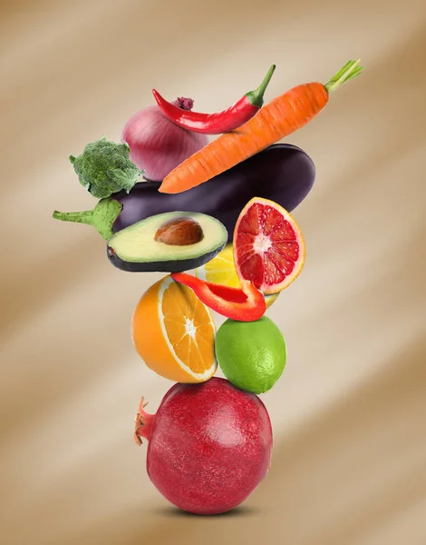 Pilha Diferentes Vegetais Frutas Fundo Marrom Claro Pálido — Fotografia de Stock