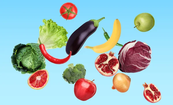 Många Färska Grönsaker Och Frukter Faller Ljusblå Bakgrund — Stockfoto