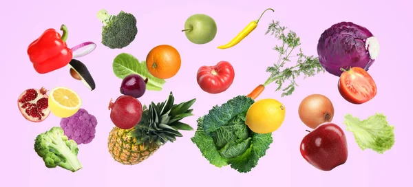 Många Färska Grönsaker Och Frukter Faller Pastell Ljus Violett Bakgrund — Stockfoto