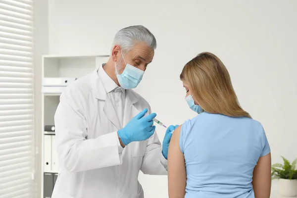 Lékař Dává Vakcínu Proti Hepatitidě Pacientovi Klinice Pohled Zezadu — Stock fotografie