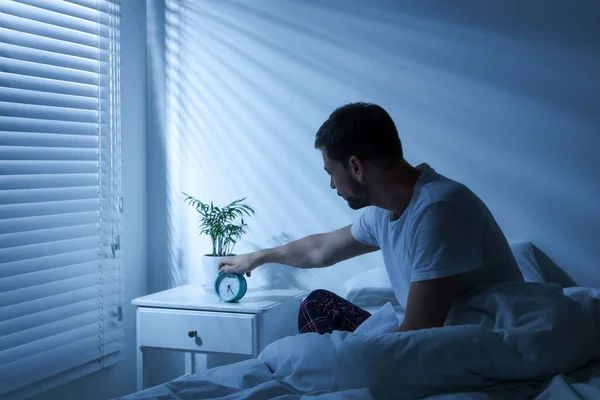 Сонний Чоловік Вимикає Будильник Тумбочці Вранці — стокове фото