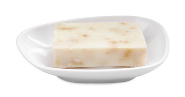 Beyaz arkaplanda sabun çubuğu olan tutucu