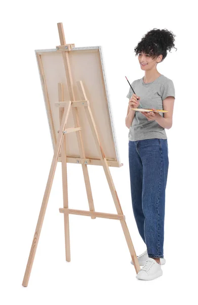 Mladá Žena Malování Stojanu Plátnem Proti Bílému Pozadí — Stock fotografie
