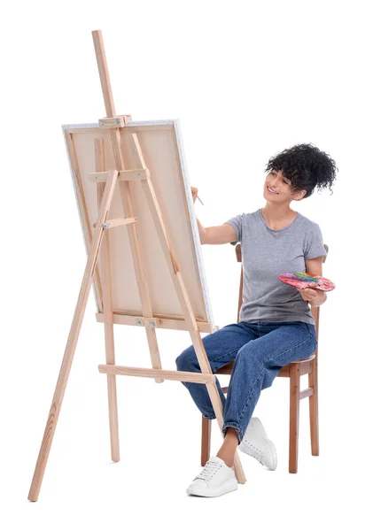 Mladá Žena Malování Stojanu Plátnem Proti Bílému Pozadí — Stock fotografie