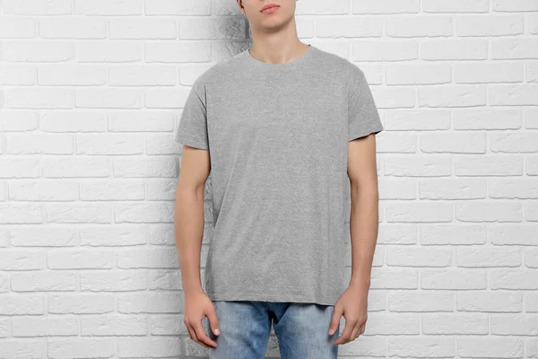 Homem Usando Camiseta Cinza Perto Parede Tijolo Branco Close Mockup — Fotografia de Stock