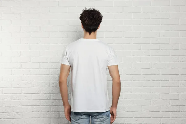 Homem Vestindo Elegante Camiseta Perto Parede Tijolo Branco Vista Para — Fotografia de Stock