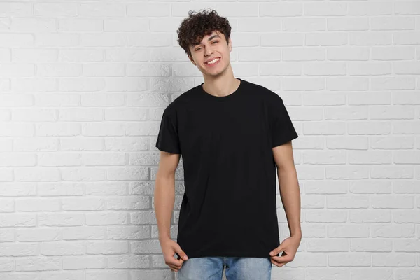 Man Met Zwart Shirt Buurt Van Witte Bakstenen Muur Mockup — Stockfoto