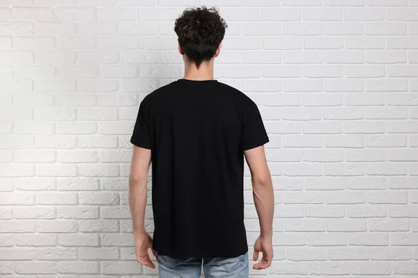 Fekete Pólót Viselő Férfi Fehér Téglafal Közelében Visszapillantás Mockup Tervezéshez — Stock Fotó