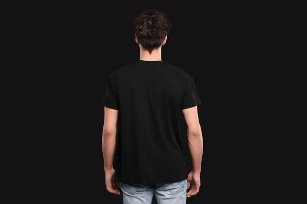 Man Draagt Stijlvol Shirt Zwarte Achtergrond Achteraanzicht Mockup Voor Ontwerp — Stockfoto