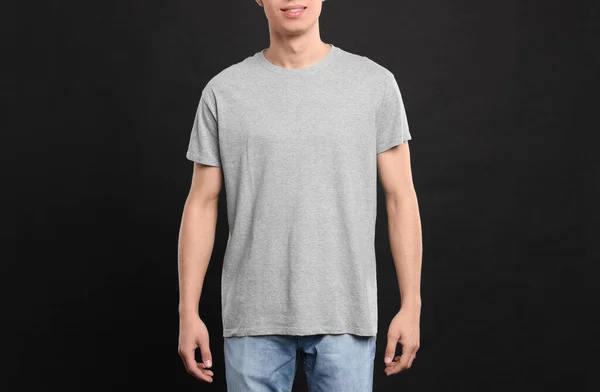 Homem Vestindo Camiseta Cinza Claro Fundo Preto Close Mockup Para — Fotografia de Stock