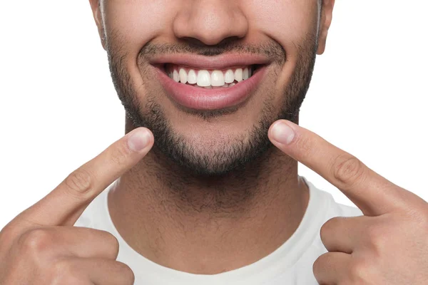 白い背景に健康な歯茎を示す男 クローズアップ — ストック写真