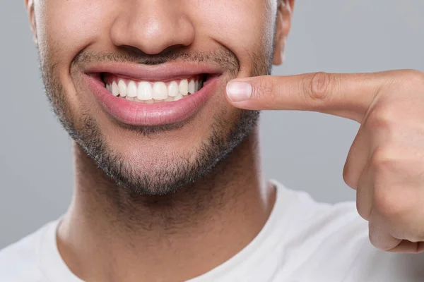 Mann Zeigt Gesundes Zahnfleisch Auf Grauem Hintergrund Nahaufnahme — Stockfoto