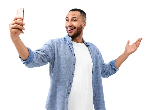 Lächelnder Junger Mann Macht Selfie Mit Smartphone Auf Weißem Hintergrund — Stockfoto