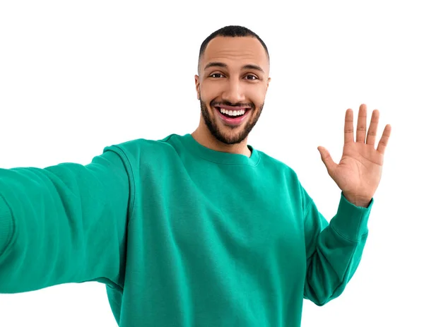 Χαμογελώντας Νεαρός Άνδρας Που Βγάζει Selfie Λευκό Φόντο — Φωτογραφία Αρχείου