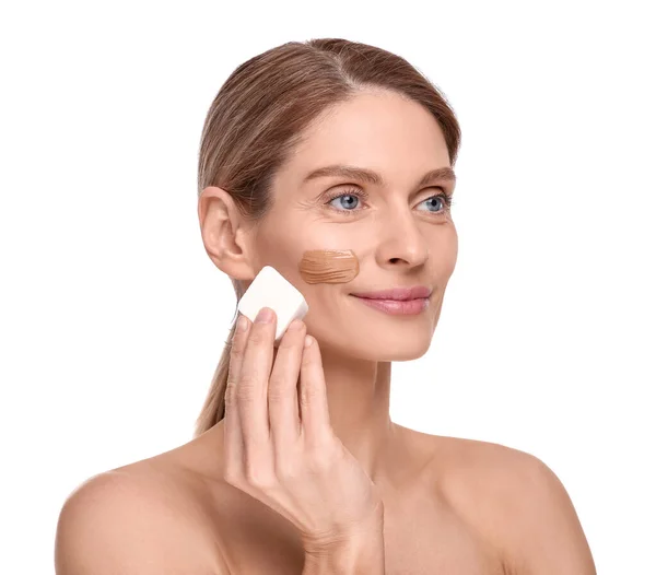 Kvinna Applicera Foundation Ansiktet Med Makeup Svamp Mot Vit Bakgrund — Stockfoto