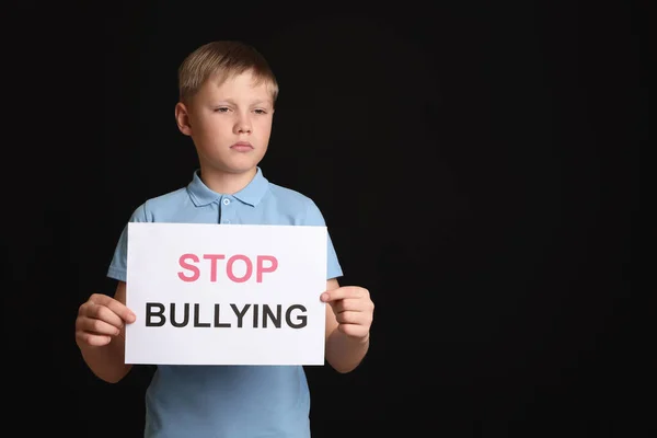 Boy Holding Jel Kifejezéssel Stop Zaklatás Fekete Háttér Hely Szöveges — Stock Fotó