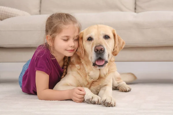 Jovem Com Seu Cão Adorável Chão Casa — Fotografia de Stock