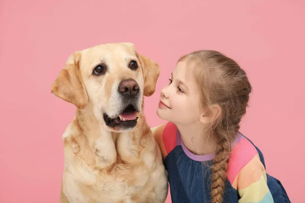 Giovane Ragazza Con Suo Adorabile Cane Sfondo Rosa — Foto Stock