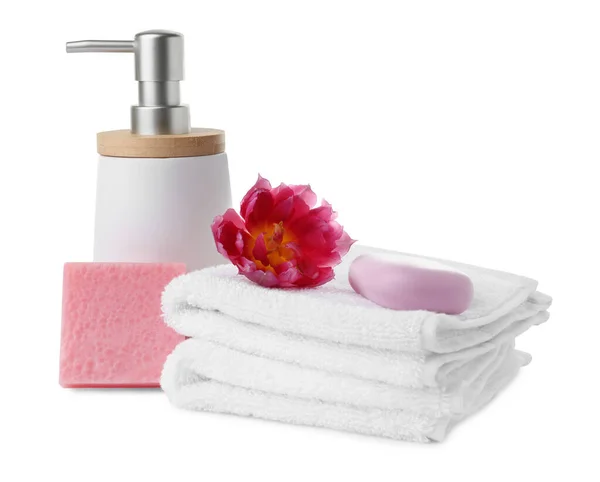 白色背景的肥皂条 分配器和毛巾纸堆栈 — 图库照片