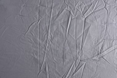 Arkaplan olarak buruşuk gri kumaş, üst görünüm