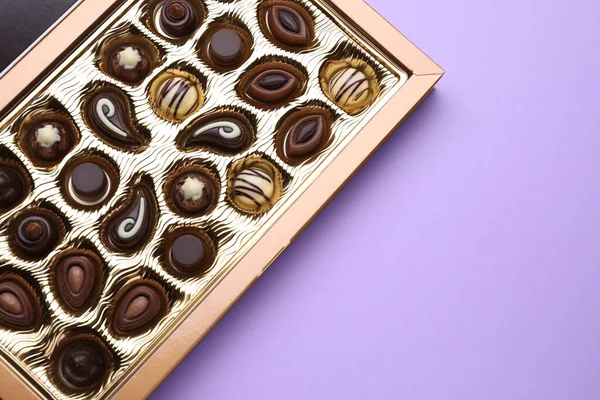 Caixa Deliciosos Doces Chocolate Fundo Violeta Vista Superior Espaço Para — Fotografia de Stock